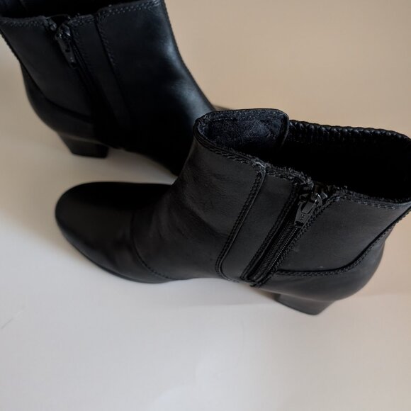 CLARKS BLACK LEATHER ANKLE BOOTS, SIZE 6.5, LIKE NEW - Picture 2 of 4